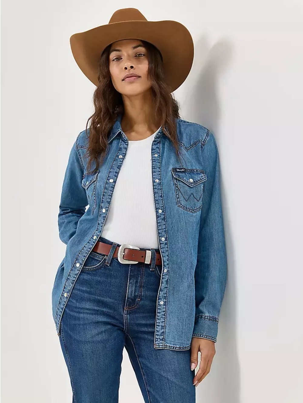 $70 NWOT WOMEN'S WRANGLER CLASSIC WESTERN SNAP DENIM SHIRT in mid wash L
